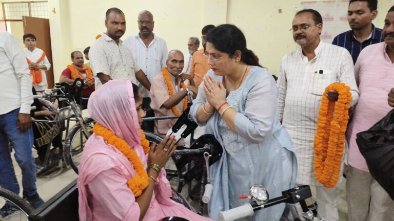 सेवा पखवाड़ा अभियान में दिव्यांगजनों को सहायक उपकरण वितरित