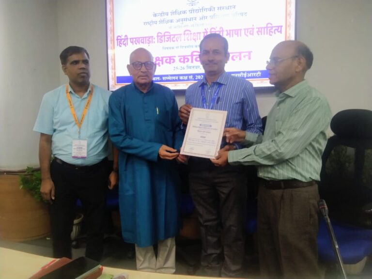 एनसीईआरटी कार्यशाला और कवि सम्मेलन में देवरिया के विशेष शिक्षक विजय कुमार पाण्डेय ने बढ़ाया जिले का मान