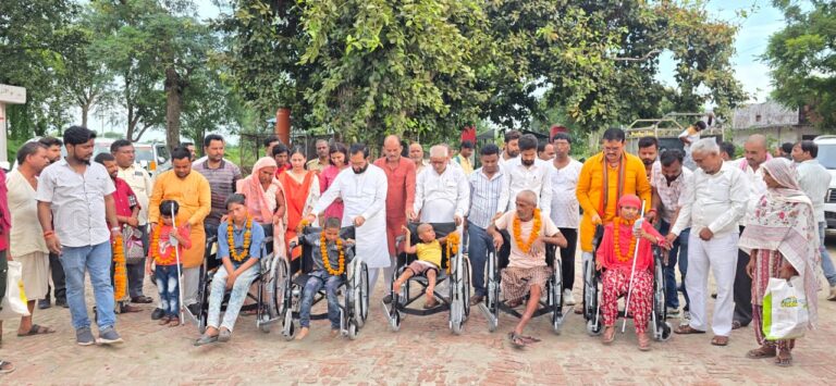 विधायक ने दिव्यांगजनों को वितरित किये सहायक उपकरण