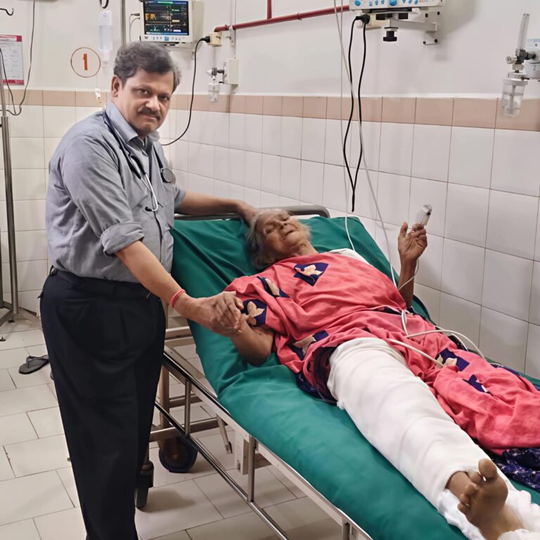 डॉक्टर ने 110 साल की रामकली की जांघ का किया सफल ऑपरेशन