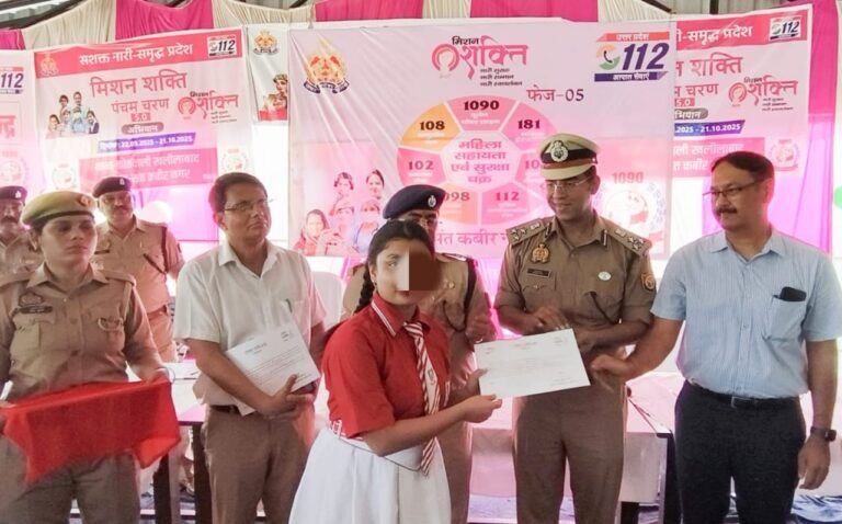 सुरक्षा और सम्मान पर जोर, डीआईजी ने किया छात्राओं व महिलाओं को सम्मानित