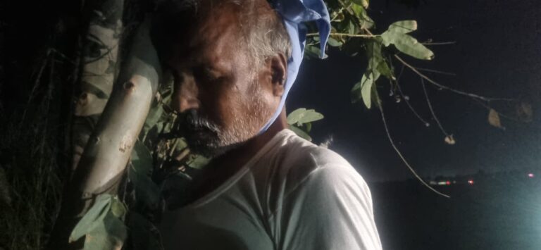 पेड़ से लटकता मिला अधेड़ का शव, पुलिस जांच में जुटी