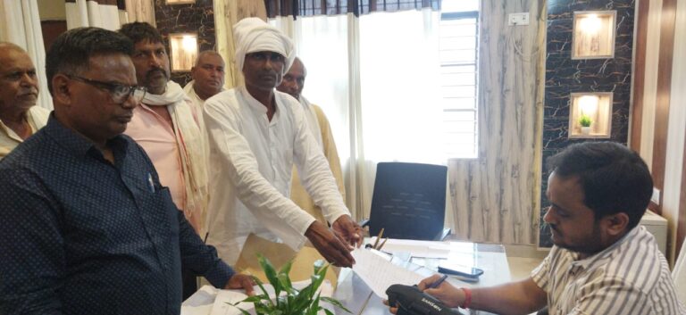 नाव चलाने को लेकर प्रधान ने उपजिलाधिकारी को सौपा पत्रक