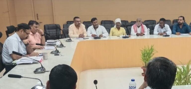गोरखपुर-फैजाबाद खण्ड शिक्षक निर्वाचन क्षेत्र की निर्वाचक नामावलियों के पुनरीक्षण को लेकर बैठक संपन्न