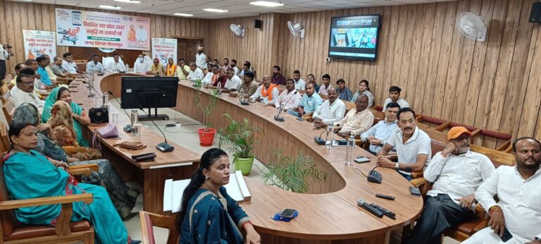 सीएम योगी ने महापौरों और नगर पालिका अध्यक्षों से जानी विकास की स्थिति
