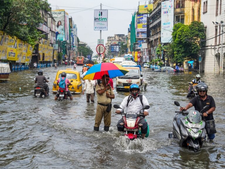 137 साल की छठी सबसे बड़ी बरसात, दुर्गा पूजा से पहले जनजीवन अस्त-व्यस्त