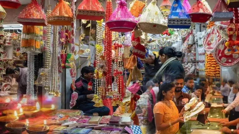 दिल्ली के बाजारों में ऑफर्स की बहार, जीएसटी दर घटने से खरीदारी में जबरदस्त उछाल