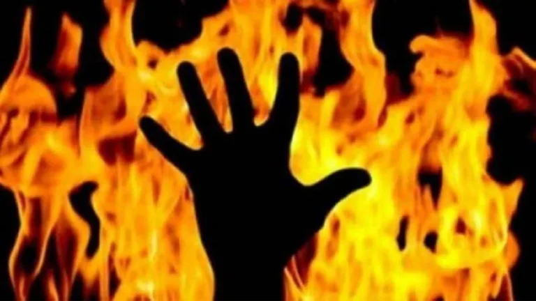 डीएम ऑफिस के सामने समाजसेवी ने आत्मदाह का किया प्रयास, निजी अस्पताल पर लगाए गंभीर आरोप