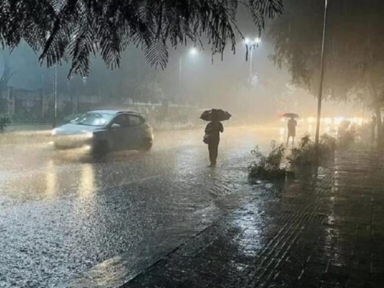 UP Weather Today: उत्तर प्रदेश में बारिश का अलर्ट, 24 जिलों में भारी वर्षा की चेतावनी