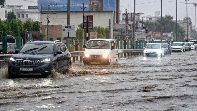 UP Weather Today: यूपी में भारी बारिश का ऑरेंज अलर्ट, लखनऊ समेत कई जिलों में बादल बरसने के आसार