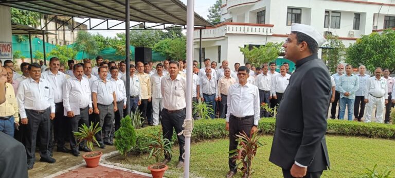 गांधी-शास्त्री जयंती पर जिलाधिकारी ने फहराया तिरंगा, कहा – “सत्य और सादगी ही मजबूत राष्ट्र की नींव”