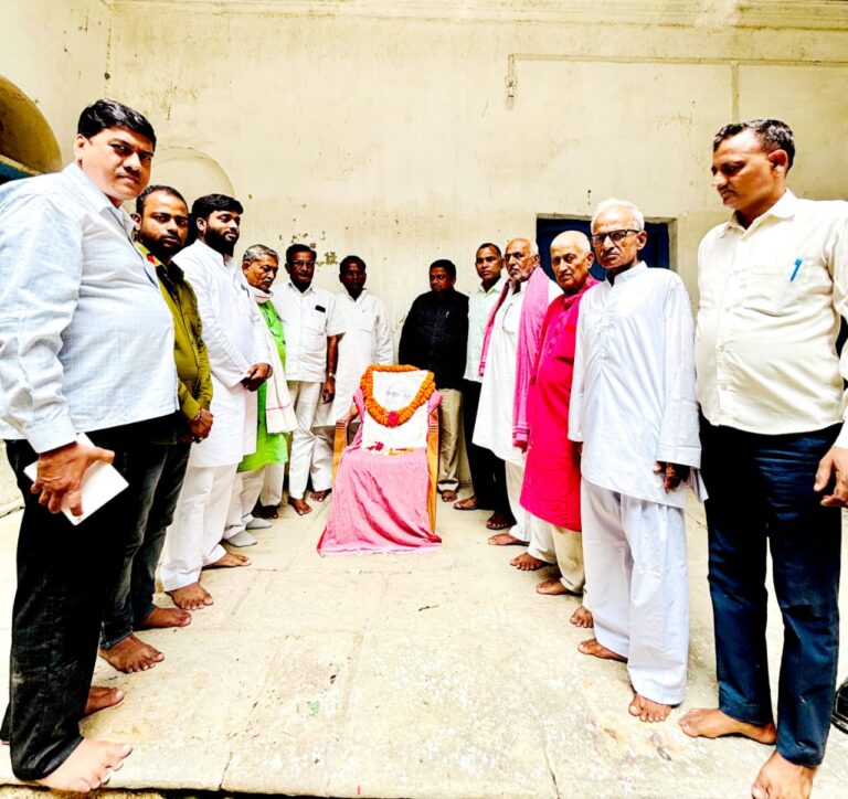 सपाइयो ने महात्मा गाँधी एवं लाल बहादुर शास्त्री क़ी जयंती पर श्रद्धा सुमन अर्पित की