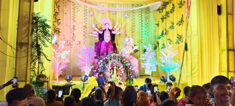 इलेक्ट्रॉनिक दुर्गा प्रतिमा ने खींचा श्रद्धालुओं का ध्यान