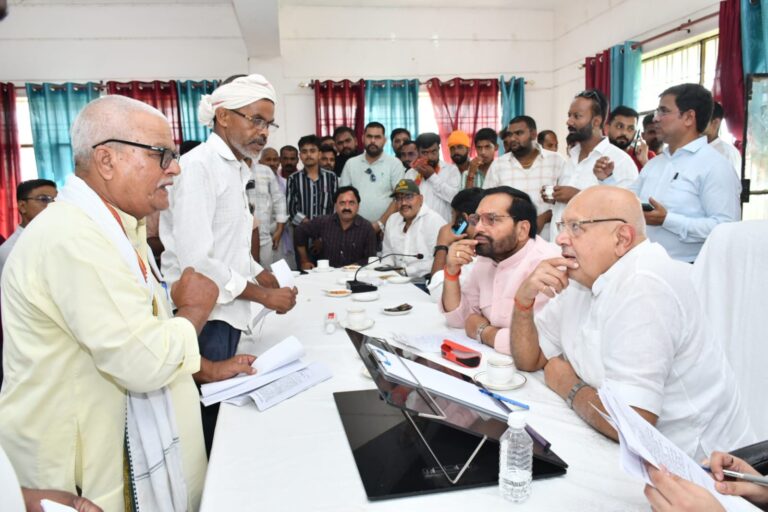 सम्पूर्ण समाधान दिवस में आए हुए फरियादियों के समस्याओं से रूबरू हुए प्रभारी मंत्री