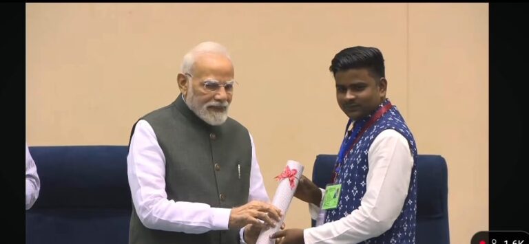 आईटीआई के फीटर ट्रेड में देश में प्रथम स्थान हासिल करने वाले विकाश को प्रधानमंत्री ने किया सम्मानित