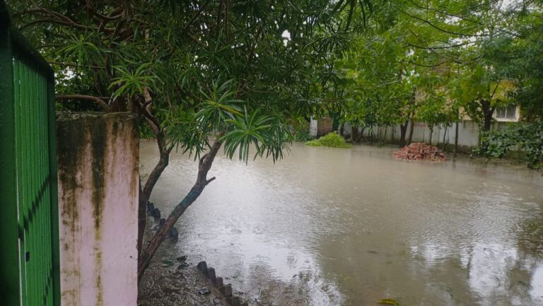 लगातार बारिश से स्कूलों में जलजमाव, शिक्षकों और बच्चों की आवाजाही बनी जोखिम भरी।