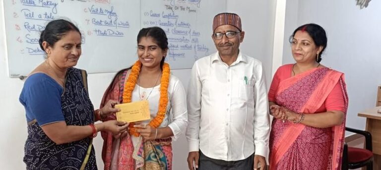 चित्रकला प्रतियोगिता में जिले में प्रथम स्थान प्राप्त करने पर निधि का कालेज में सम्मान