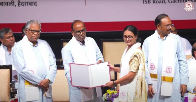भाइयों और मां के त्याग ने बनाया प्रोफेसर