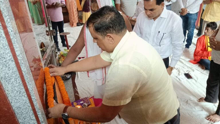 वाल्मीकि जयंती पर भक्ति और श्रद्धा का माहौल, एडीएम ने किया दीप प्रज्ज्वलन कर पूजन-अर्चन