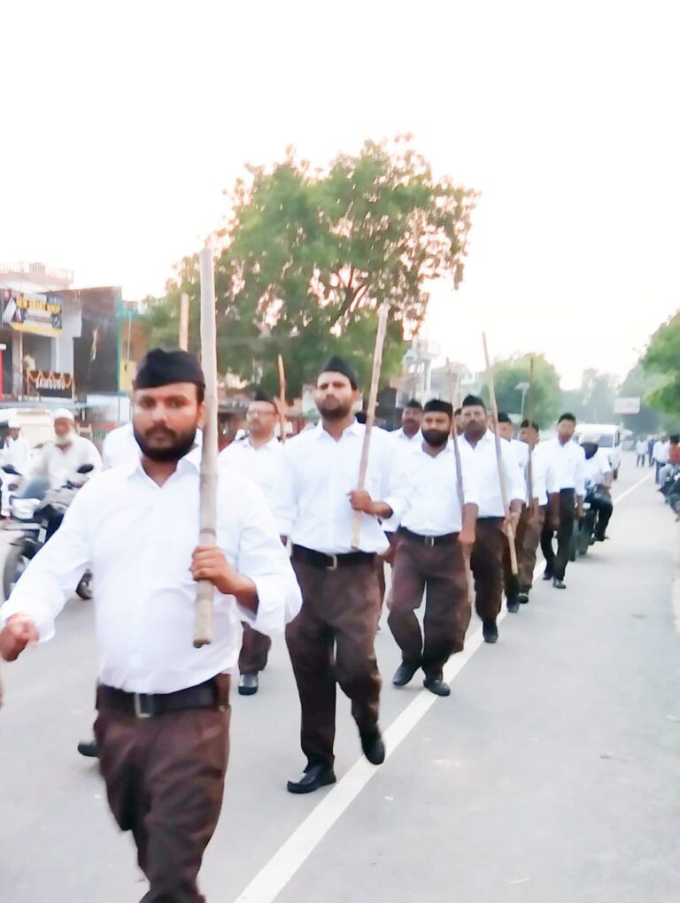 स्वयंसेवकों ने उत्साहपूर्वक अनुशासन में पथ संचलन निकाला