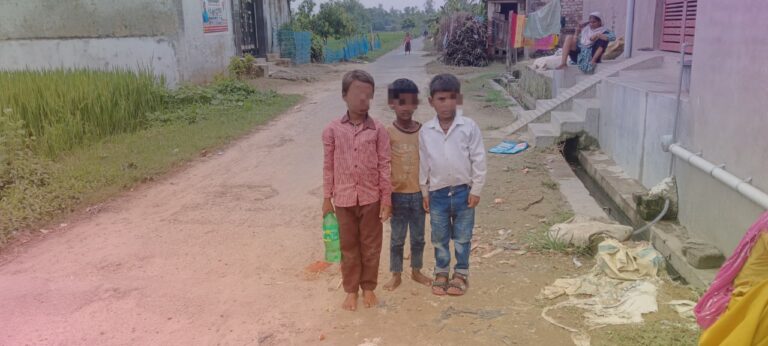 शौचालय की जगह खेतों में जाने को मजबूर परिषदीय स्कूल के बच्चे