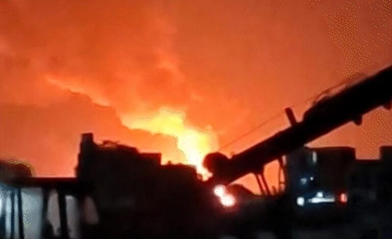 ट्रक-टैंकर की टक्कर से उठीं आग की लपटें, धमाकों से दहला इलाका