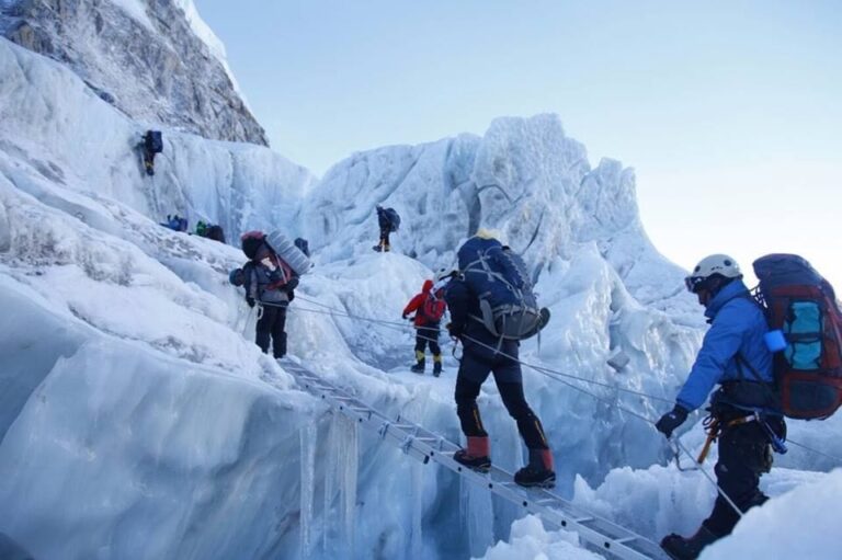 🏔️ एवरेस्ट की बर्फ़ीली जंग: चीन की ओर से फंसे 900 पर्वतारोही सकुशल बचाए गए, तिब्बत में चला अब तक का सबसे बड़ा रेस्क्यू मिशन