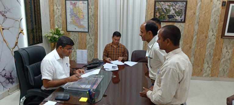 फरियादियों की समस्याओं के निस्तारण में गंभीर डीएम दीपक मीणा, तत्काल समाधान के दिए निर्देश