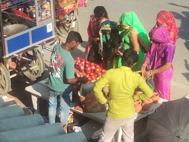 महिलाएं करवा चौथ की तैयारी में जुटी: करवा चौथ आते ही बाजारों की बढ़ी रौनक