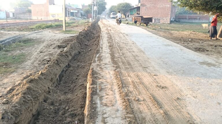 रोड चौड़ीकरण बना मौत का रास्ता! सड़क किनारे गहरी खाई