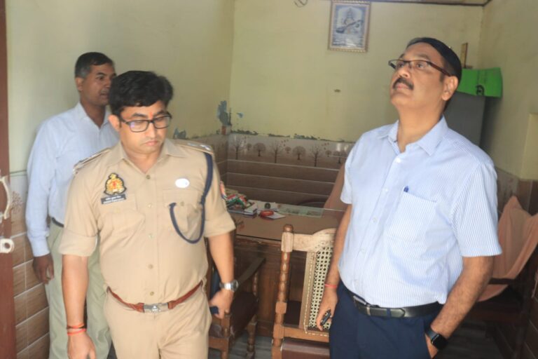 डीएम-एसपी ने किया परीक्षा केंद्रों का निरीक्षण