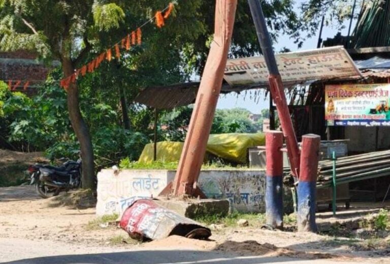 बिहार बॉर्डर पर संदिग्ध पिकअप ने तोड़ा पुलिस बैरियर