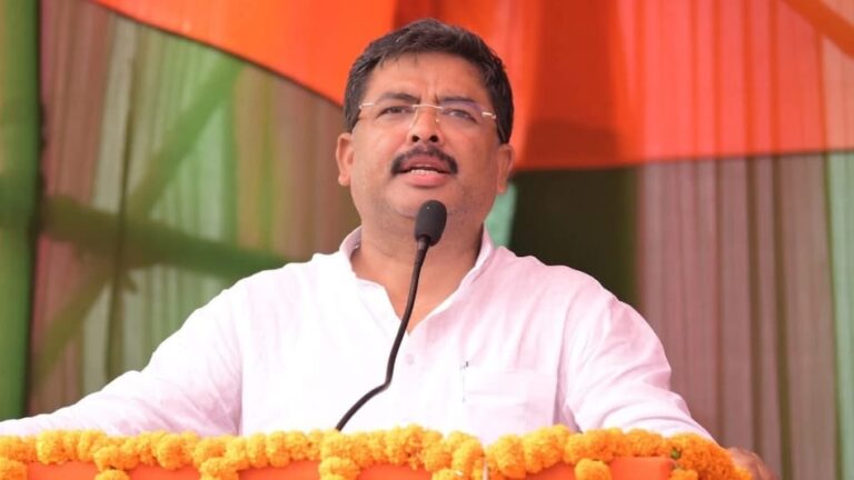 नीतीश की पार्टी में भगदड़, तीन बड़े चेहरे हुए लालू खेमे में शामिल