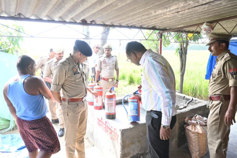 दीपावली से पहले DM और SP ने किया पटाखा फैक्ट्री का औचक निरीक्षण, बिना लाइसेंस वालों पर होगी सख्त कार्रवाई