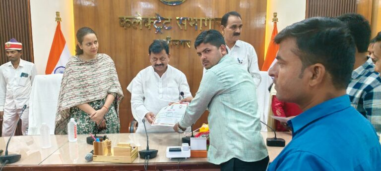 प्रधानमंत्री धन धान्य कृषि योजना के तहत किसानों को प्रमाणपत्र व कृषि यंत्र वितरित, सांसद विजय कुमार दूबे बोले— कृषि यंत्रीकरण से बढ़ेगी किसानों की आय
