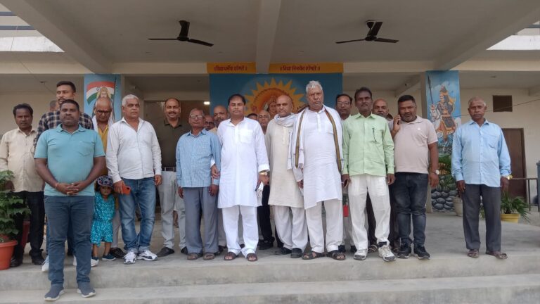 कांग्रेस कार्यकर्त्ता सरकार की जन विरोधी नीतियों से जनता को अवगत कराये- रविप्रताप सिंह