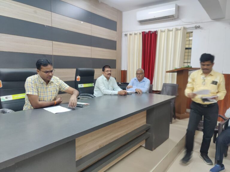 एग्री सर्वे अंतिम चरण में सदर तहसील में डिप्टी कलेक्टर ने दी सख्त हिदायतें