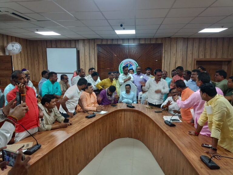 गोरखपुर नगर निगम बोर्ड की बैठक में हंगामा, पार्षदों ने भतीजे पर दर्ज मुकदमा वापस लेने की रखी मांग