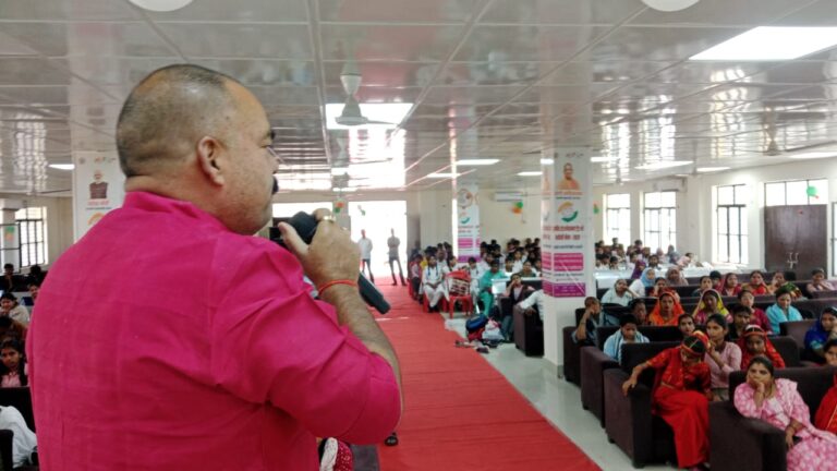 स्वदेशी मेले में महिलाओं को दिया सिलाई मशीन और प्रमाण पत्र, बढ़ाया आत्मनिर्भर भारत अभियान का संदेश