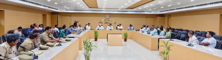 व्यापारियों की समस्याओं के समाधान हेतु बैठक, डीएम ने दिए त्वरित निस्तारण के निर्देश