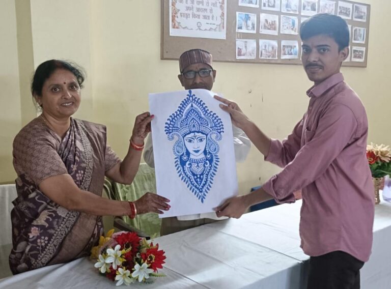 लोकगीतों की सुर लहरियों और कविताओं की अभिव्यक्ति से महका प्रभा परिसर