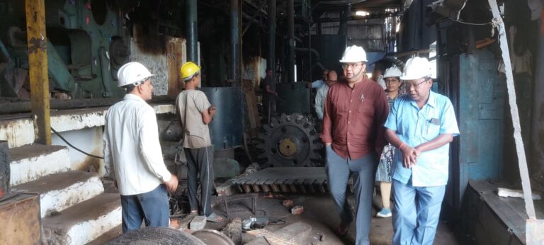 जिलाधिकारी ने किया नानपारा चीनी मिल का निरीक्षण, गन्ना आपूर्ति में किसानों को न हो असुविधा