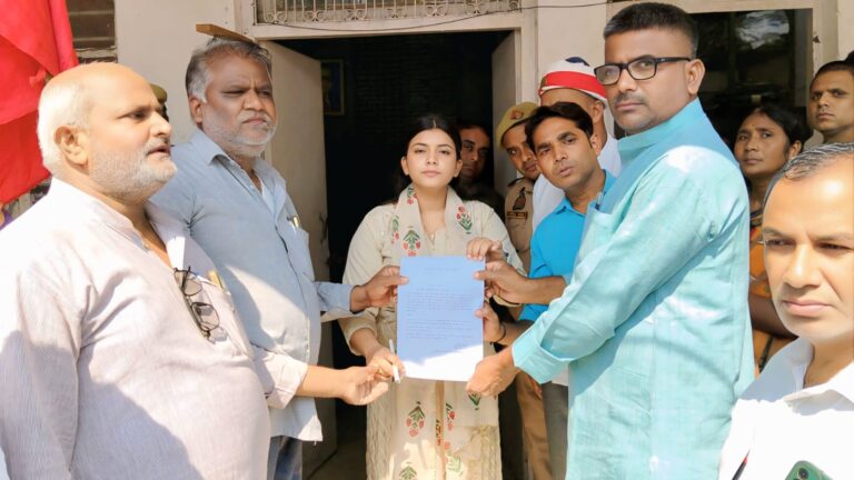 आईपीएस पूरन प्रसाद प्रकरण में कार्रवाई की मांग, खेत मजदूर यूनियन ने सौंपा ज्ञापन