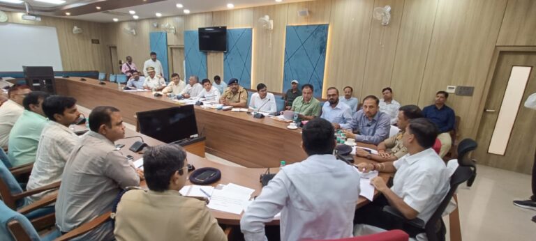 गोरखपुर में शहरी यातायात सुधार को लेकर मंडलायुक्त की बैठक, बिना पार्किंग वाले भवनों पर होगी सख्त कार्रवाई