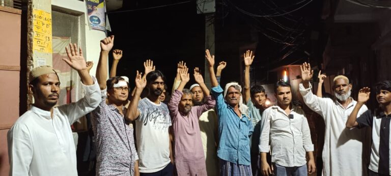 नाली जाम से परेशान मोहल्लेवासियों का फूटा गुस्सा, नगर पंचायत के खिलाफ प्रदर्शन