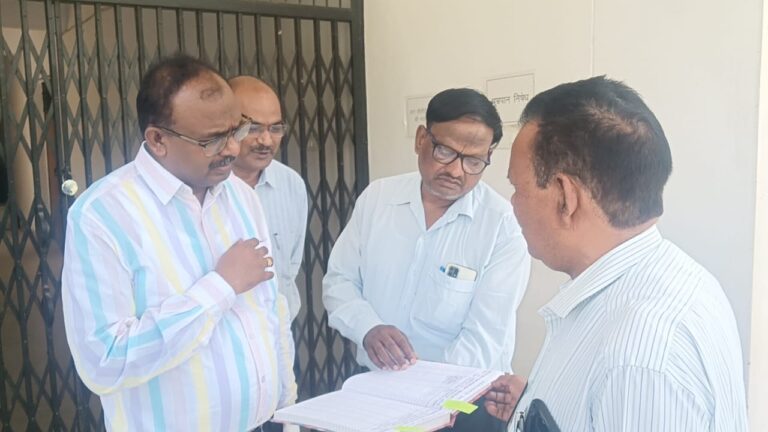 ईवीएम वीवीपैट की सुरक्षा पर डीएम की कड़ी नजर, कलेक्ट्रेट में किया स्ट्रांग रूम का औचक निरीक्षण