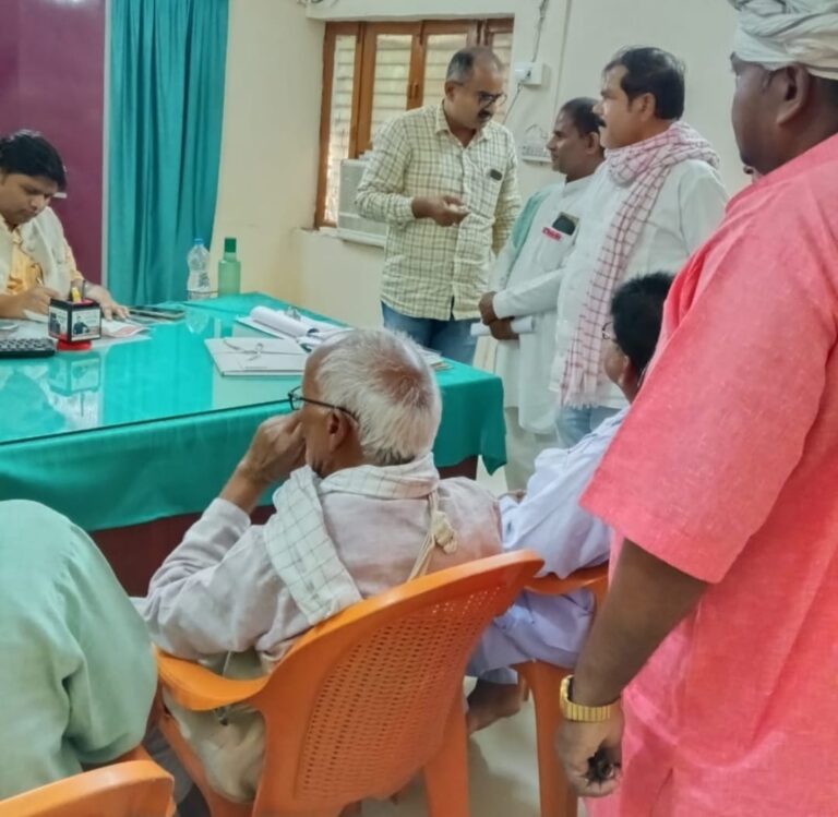 बिजली बाधित होने पर भाकपा एवं सपा ने सौपा पत्रक