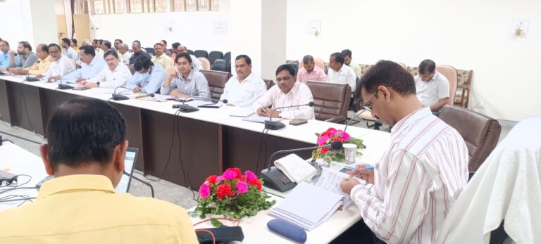 आईजीआरएस पर प्राप्त शिकायतों का समय सीमा के अंदर करे निस्तारण ,डीएम