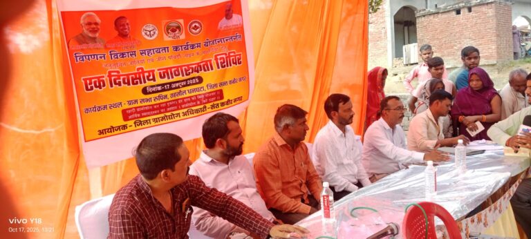 स्वयं सहायता समूह की महिलाओं को बढ़ावा देने के लिए डीएम ने की खरीदारी