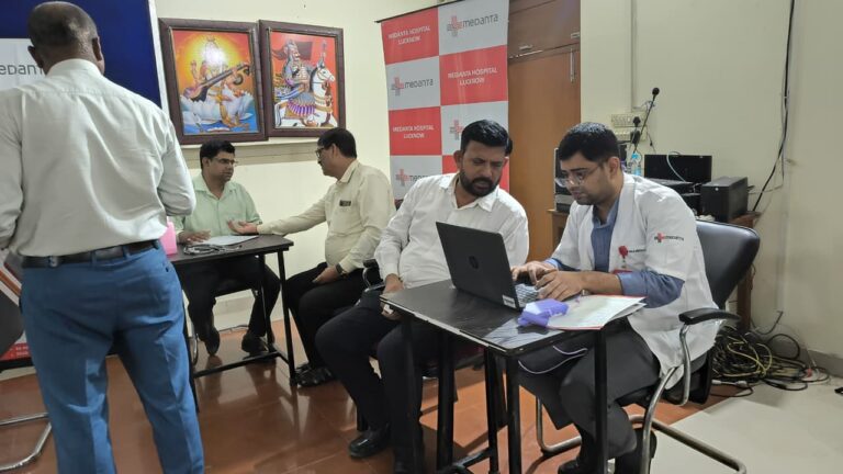 मेदांता की टीम ने दिग्विजय नाथ पीजी कॉलेज में लगाया निःशुल्क स्वास्थ्य शिविर